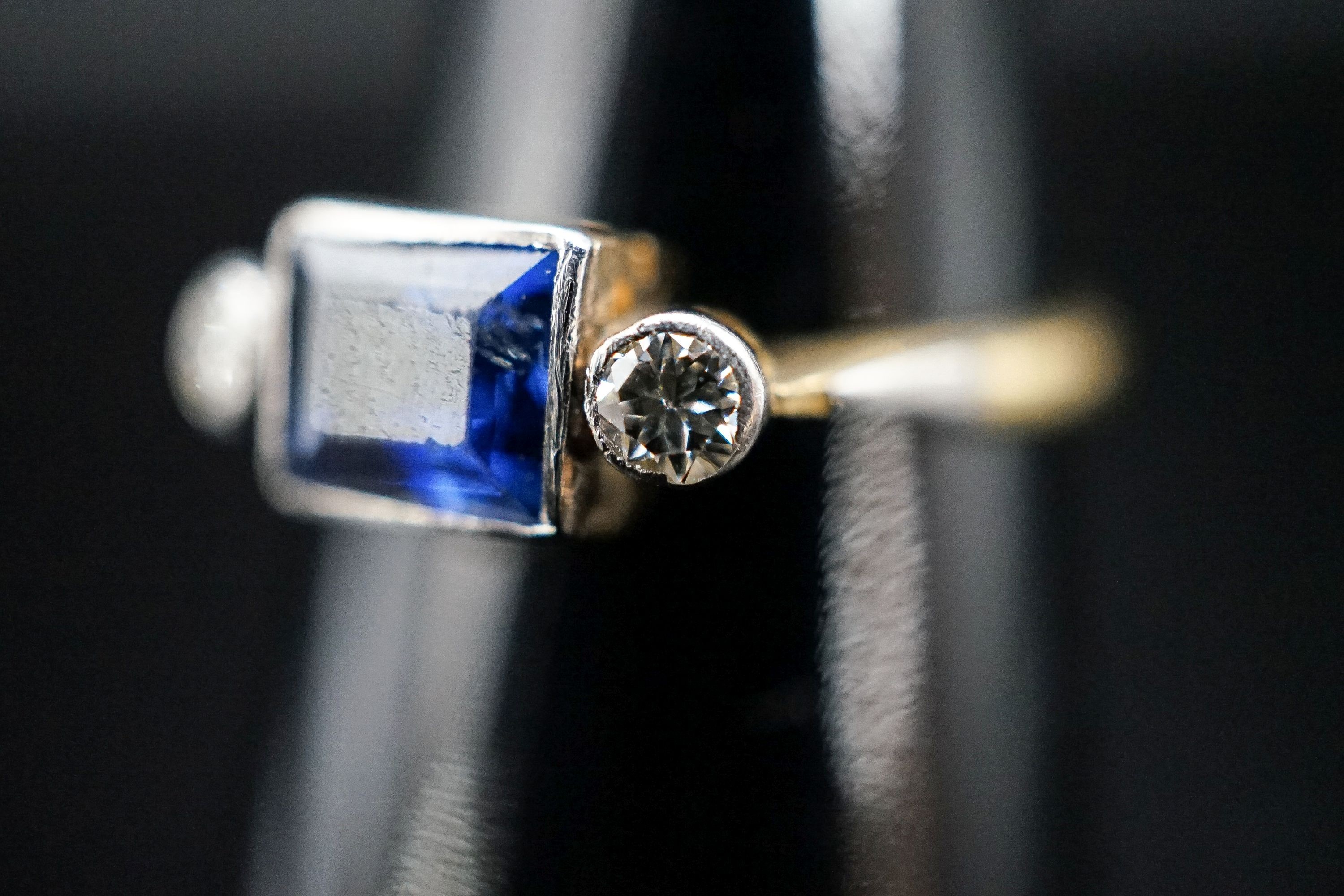 An 18ct & plat, single stone sapphire ring, with diamond set shoulders, size N/O, gross weight 2.9 grams.